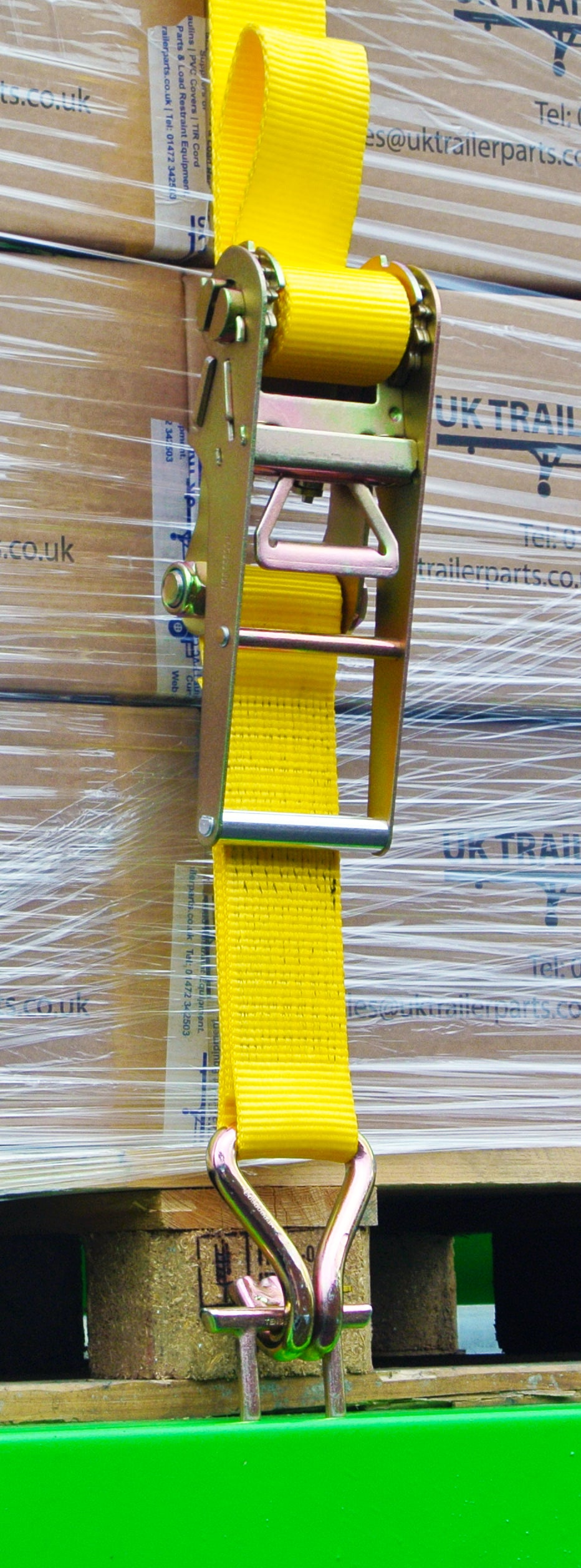 10,000kg ratchet strap with claw fitting. Fitted on a pallet with boxes.