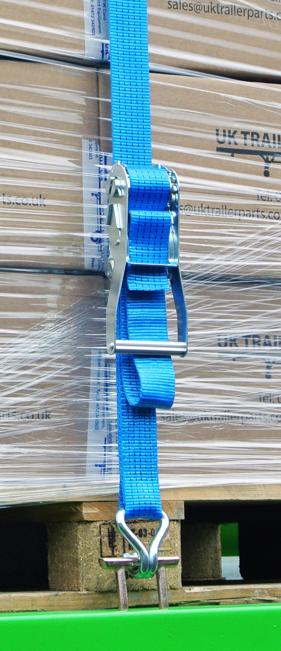 5000kg ratchet strap with claw. Fitten on pallet with boxes.