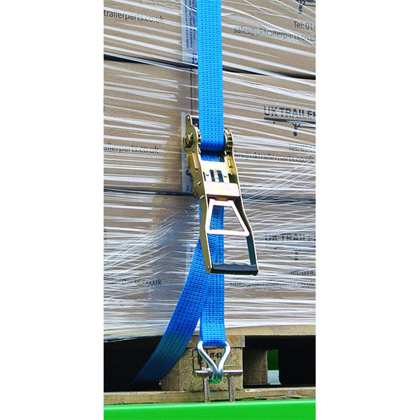 5000kg ergo ratchet set with claw. In use, fitted on a pallet.