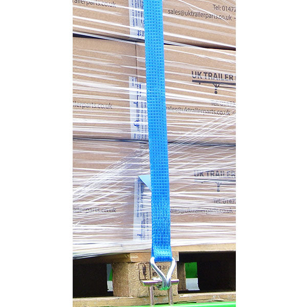 5000kg ratchet strap with claw fitting. Fitted on a pallet with boxes.